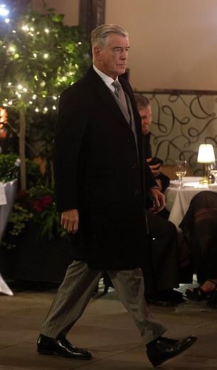 Он сочетал двубортный пиджак с белоснежной рубашкой и серым галстуком, укутавшись в длинное черное шерстяное пальто.