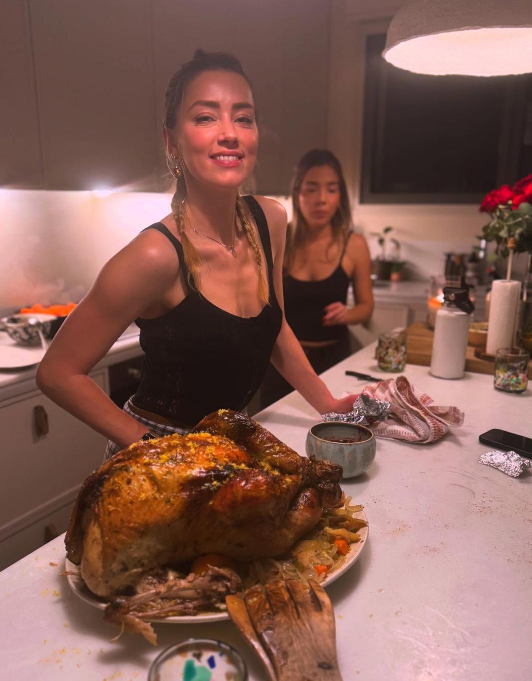 Эмбер Хёрд улыбается, любуясь праздничной индейкой в День Благодарения.
