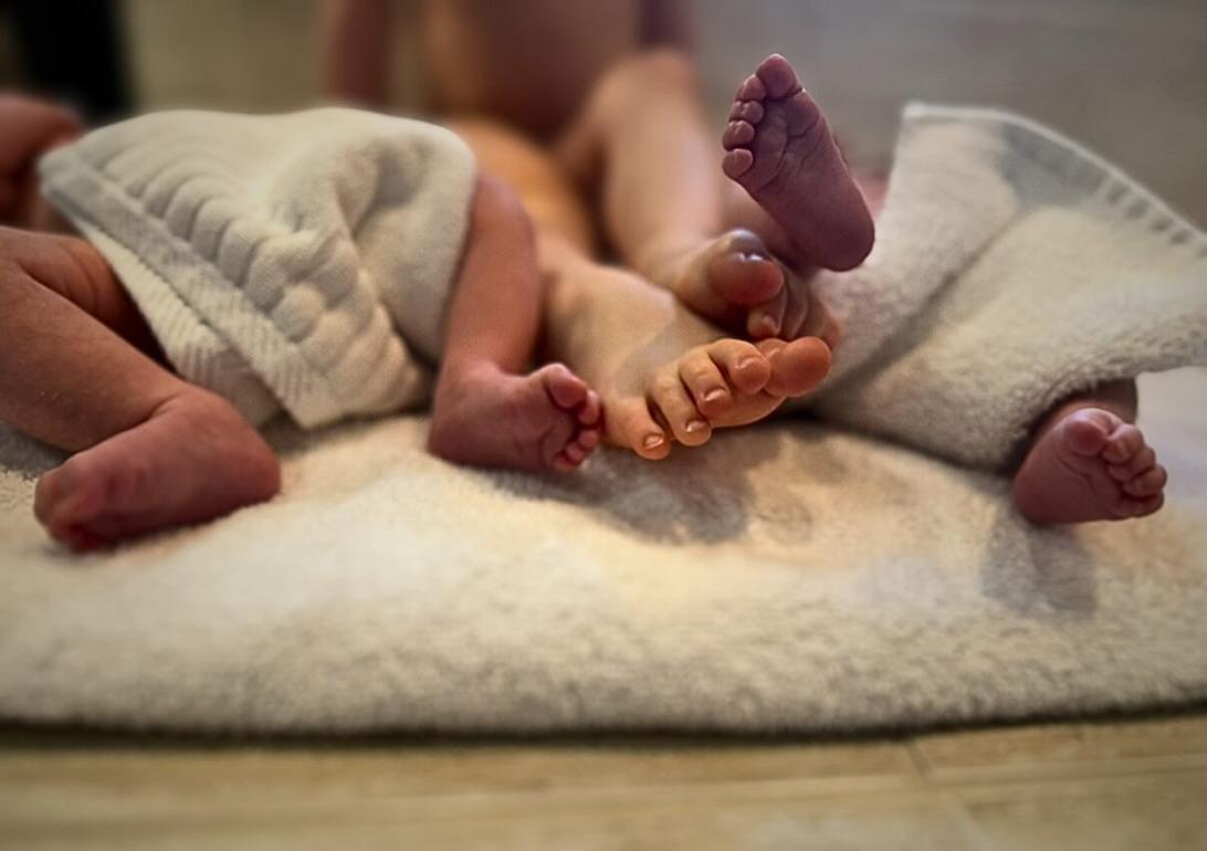 Эмбер Хёрд показала редкие кадры с дочерью Уной на снимках, посвященных Дню Благодарения