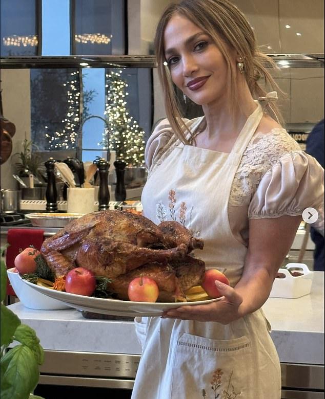 Лопес надела фартук поверх бежевого шелкового платья и позировала с готовой индейкой.