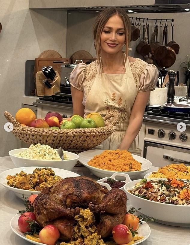 Двукратная номинантка Грэмми написала в Instagram: «Мои любимые вещи… С Днем благодарения всех! Надеюсь, вы прекрасно провели день!»