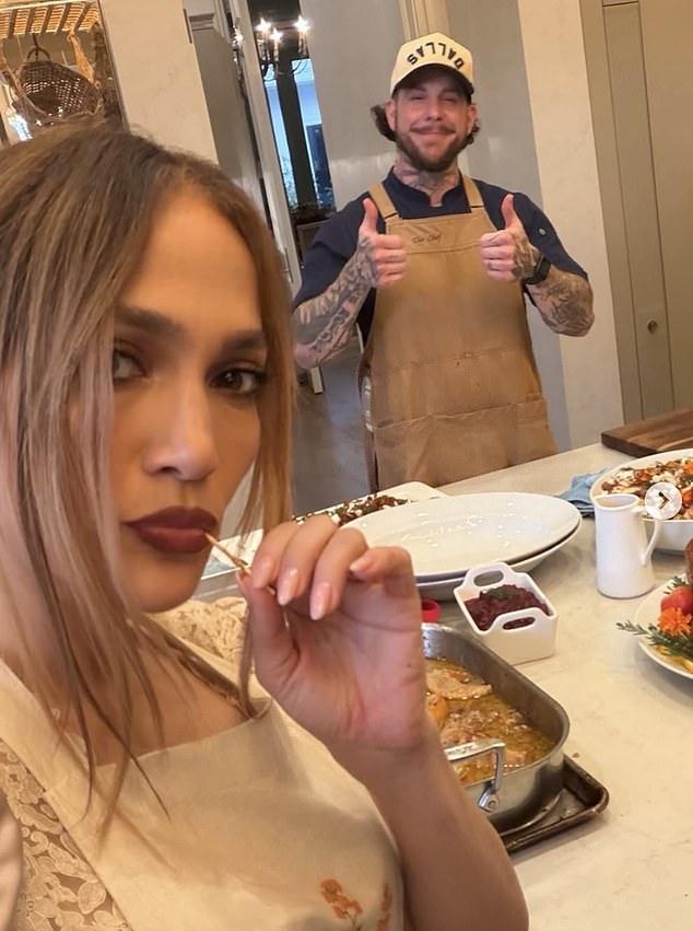 Но щедрый стол из индейки, начинки, пюре, пирогов и кекса, вероятно, дело рук неназванного повара с тату на руках.