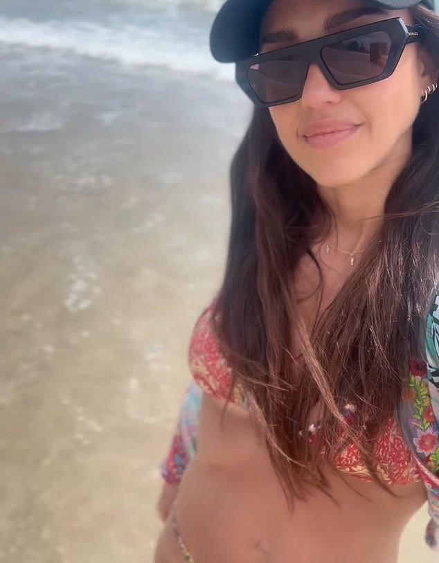 Делая селфи, она продемонстрировала живот, стоя в воде.