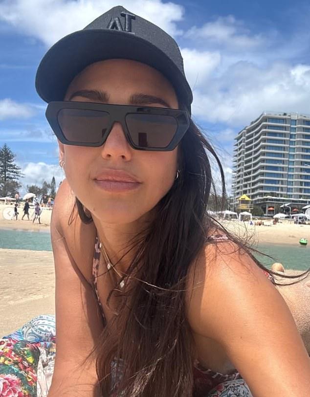 Позднее в октябре Альба блистала своей роскошной фигурой на серии знойных фото в бикини.