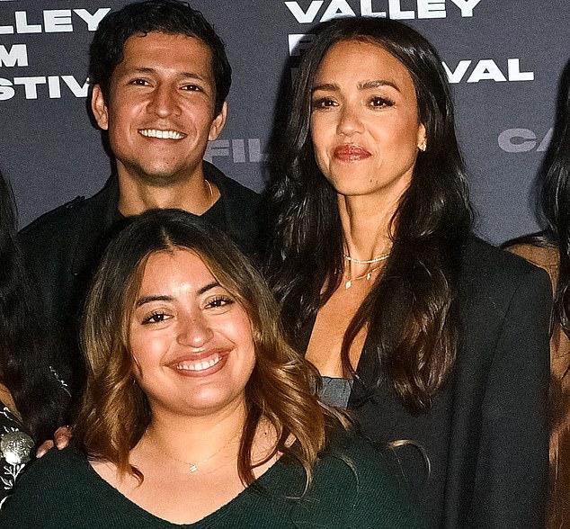 Альба с парнем на премьере «Валентина» 3 октября в The Outdoor Art Club, Милл-Вэлли, Калифорния.