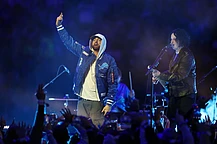 Внук Эминема совершил редкое публичное появление на шоу рэпера в перерыве матча НФЛ в четверг