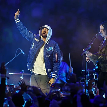 Внук Эминема совершил редкое публичное появление на шоу рэпера в перерыве матча НФЛ в четверг