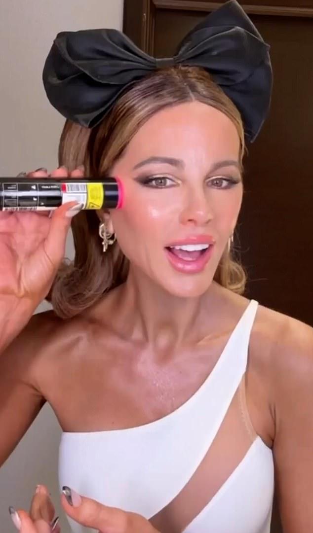 Кейт Бекинсейл, София Ричи и другие знаменитости борются с несовершенствами кожи и старением, используя хитроумный домашний гаджет.