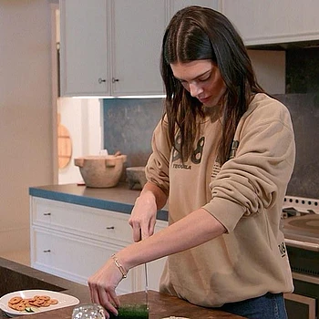 Кайли Дженнер подшутила над кулинарными способностями своей сестры Кендалл Дженнер