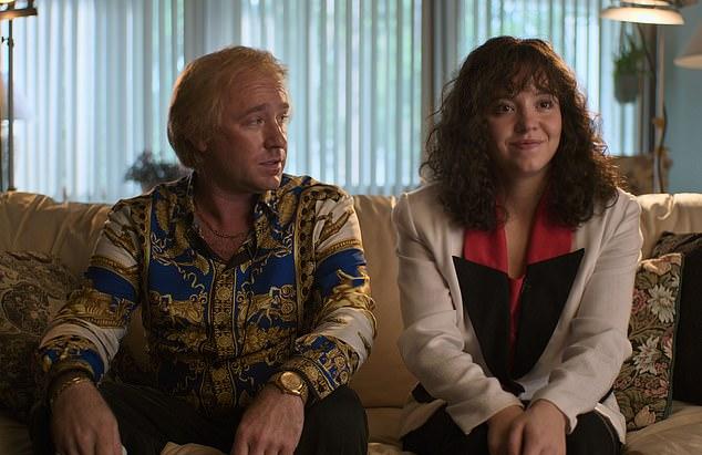 Сидни Суини справляется с самыми жестокими бурями Голливуда с «невероятной» силой, даже когда давление общественности нарастает и становится все более жестким, говорит ее коллега по фильму