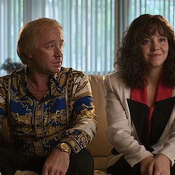 Сидни Суини справляется с самыми жестокими бурями Голливуда с «невероятной» силой, даже когда давление общественности нарастает и становится все более жестким, говорит ее коллега по фильму