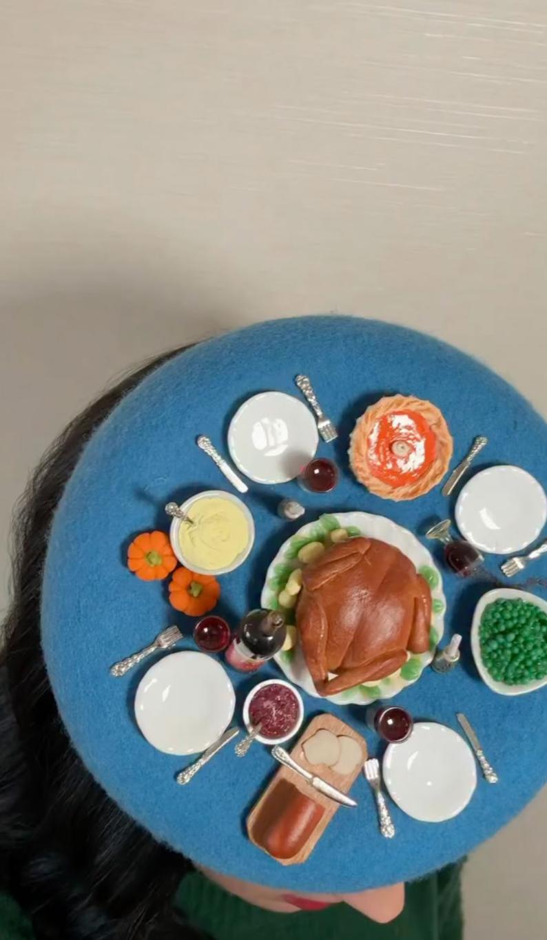 Миниатюрный пир ко Дню Благодарения на синей шляпе Кэти Перри.