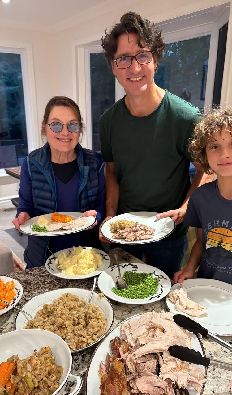 Джастин Трюдо и Софи Грегуар Трюдо с праздничными блюдами Дня благодарения.