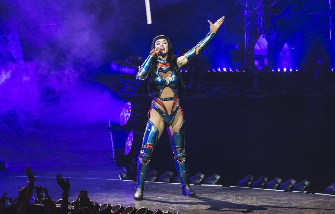 Кэти Перри преобразила День благодарения, надев на голову миниатюрный праздничный стол