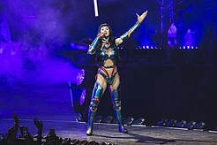 Кэти Перри преобразила День благодарения, надев на голову миниатюрный праздничный стол