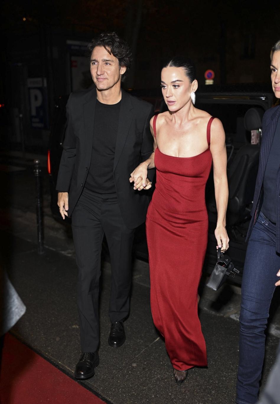 Кэти Перри и Джастин Трюдо появились рука об руку в парижском Crazy Horse на празднование ее 41-летия.