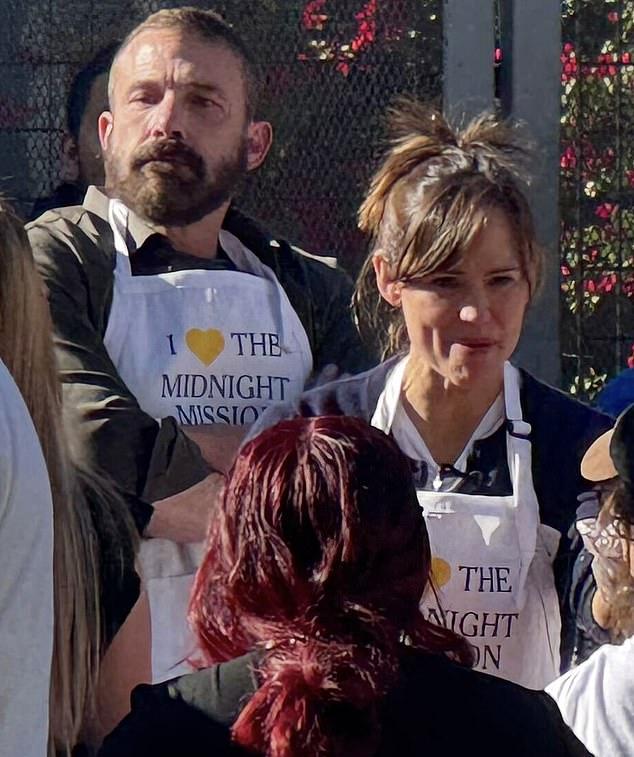 На прошлый День благодарения Аффлек и Гарнер с теплотой помогали на ежегодном благотворительном обеде The Midnight Mission в Скид-Роу, Лос-Анджелес.