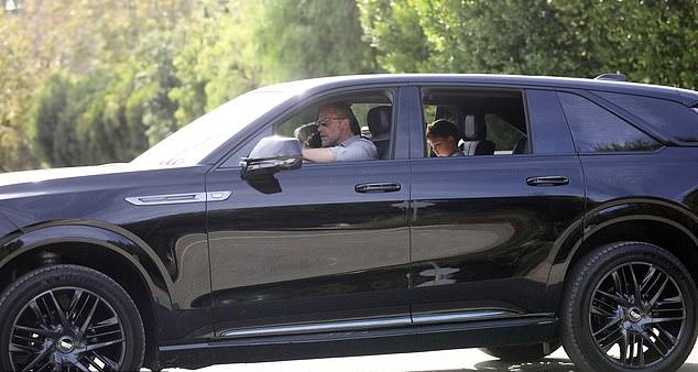 В четверг его видели за рулем, направлявшимся туда. Сзади сидел Сэмюэл, спереди — загадочная блондинка.