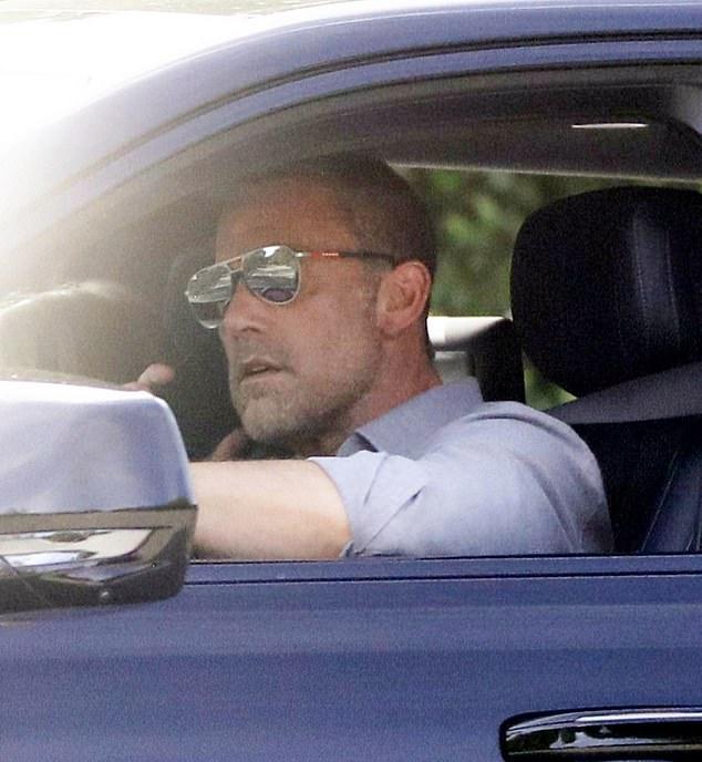 В Лос-Анджелесе Бена Аффлека заметили у дома экс-жены Дженнифер Гарнер на День Благодарения, вслед за прошлогодним вирусным воссоединением.