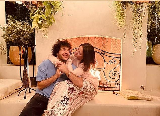 Селена Гомес была очень признательна, празднуя свой первый семейный День благодарения с мужем Бенни Бланко.