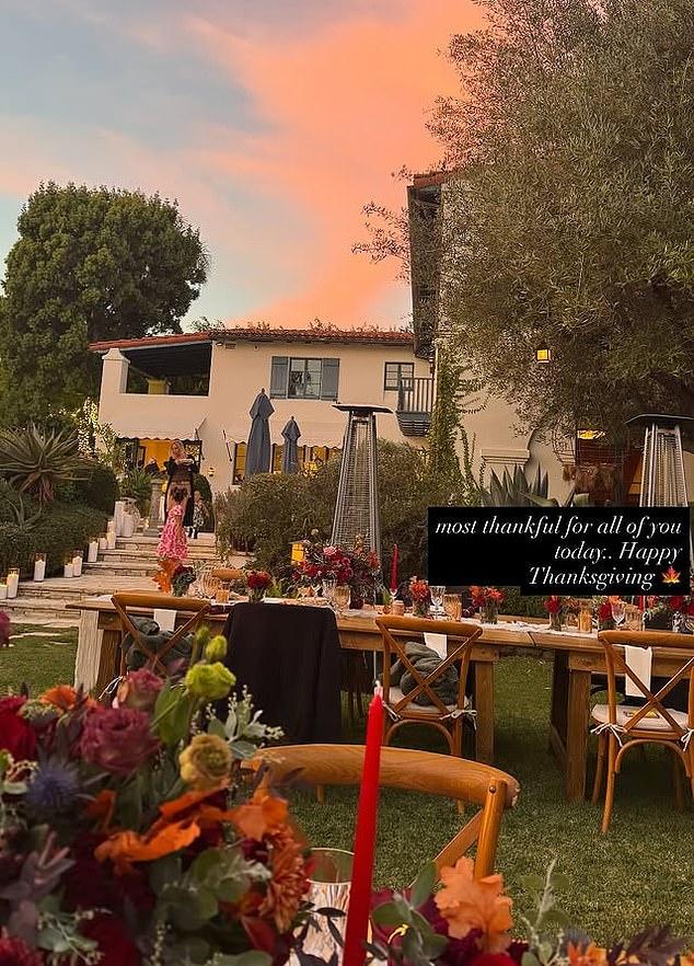 Изысканный задний двор лос-анджелесского особняка с бассейном.