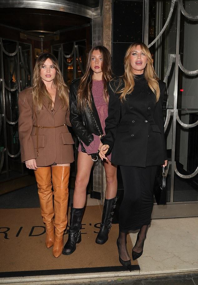 39-летняя модель произвела фурор в облегающем платье, дополнив его черным двубортным пиджаком.