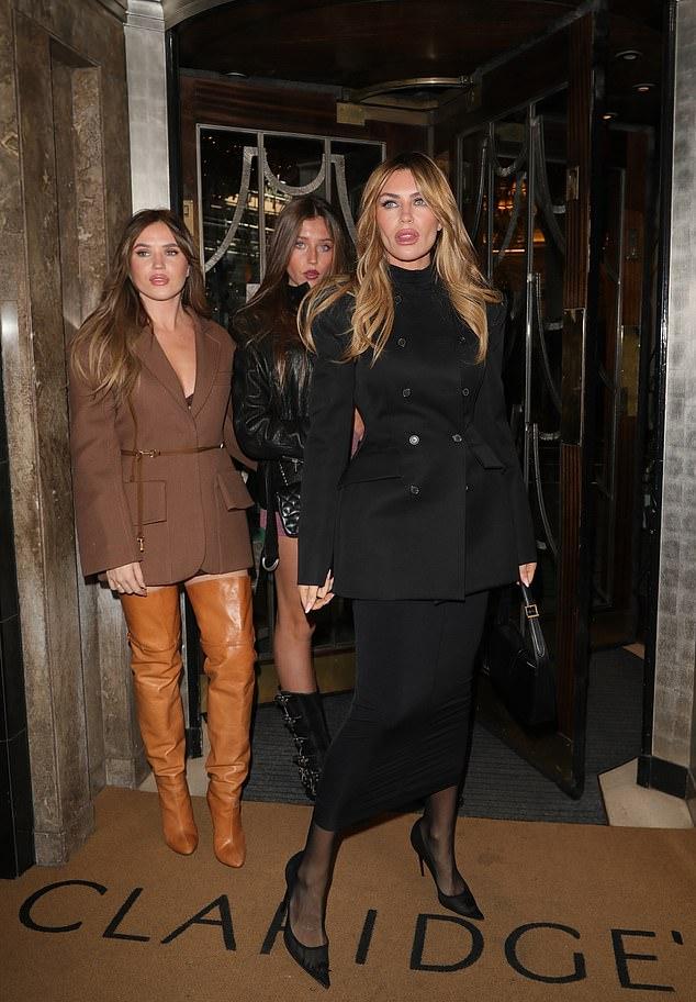 Эбби Клэнси выглядела безупречно в черном платье, придя на рождественскую вечеринку SPACE NK с похожей на неё дочерью Софией и сестрой Элль.