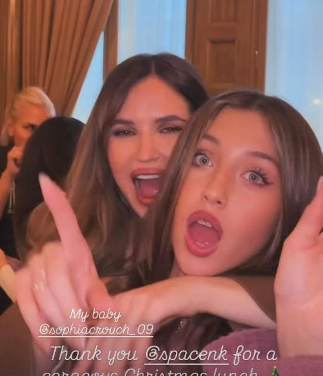 Эбби Клэнси непринужденно элегантна на рождественской вечеринке SPACE NK в компании дочери Софии и сестры Элль