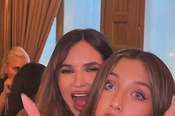 Эбби Клэнси непринужденно элегантна на рождественской вечеринке SPACE NK в компании дочери Софии и сестры Элль