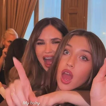 Эбби Клэнси непринужденно элегантна на рождественской вечеринке SPACE NK в компании дочери Софии и сестры Элль