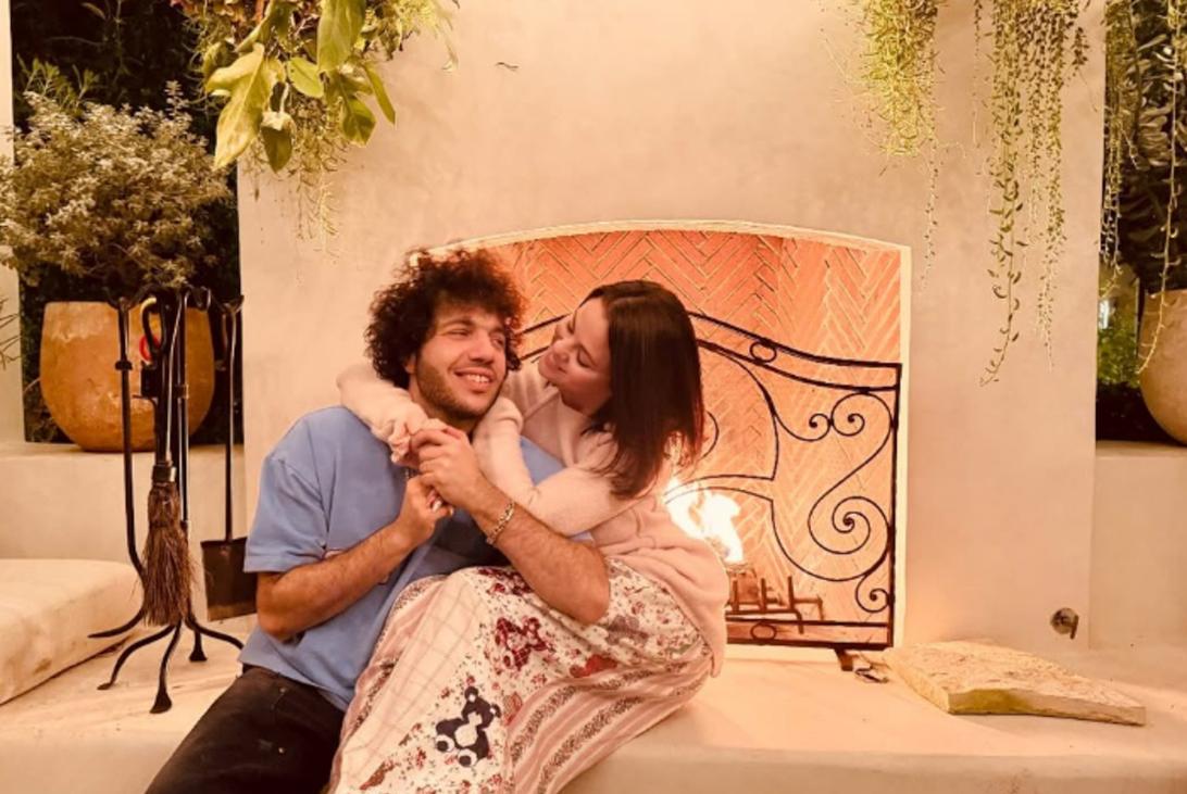 Селена Гомес и Бенни Бланко в нежных объятиях у камина.