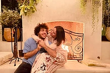 Селена Гомес и Бенни Бланко обнимаются перед камином