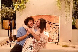 Селена Гомес и Бенни Бланко обнимаются перед камином