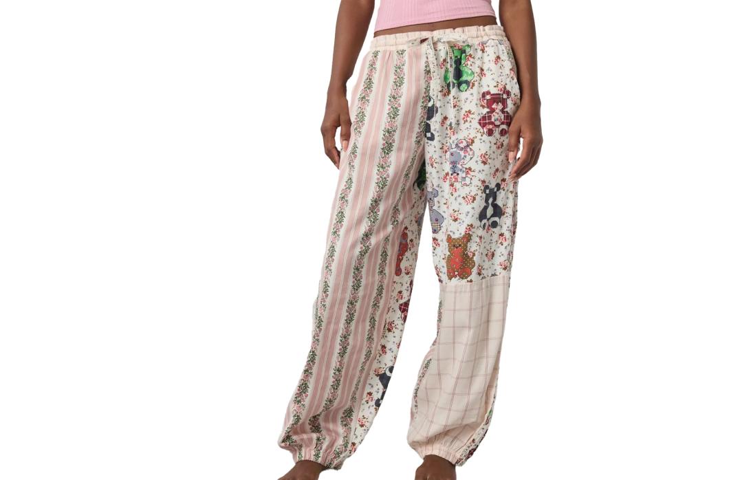 Лоскутные пижамные штаны, сочетающие цветочные, полосатые, клетчатые узоры и изображения мишек.