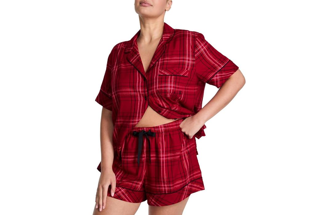 Человек в красных клетчатых коротких пижамах с чёрной окантовкой.