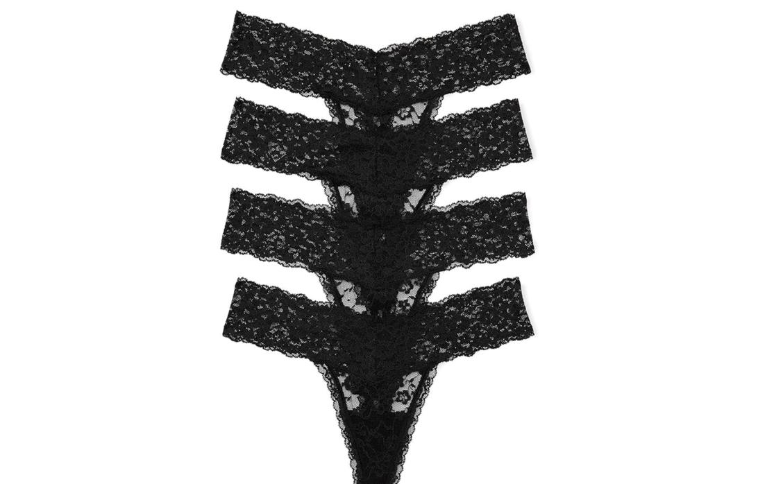 Четыре пары черных кружевных стрингов.