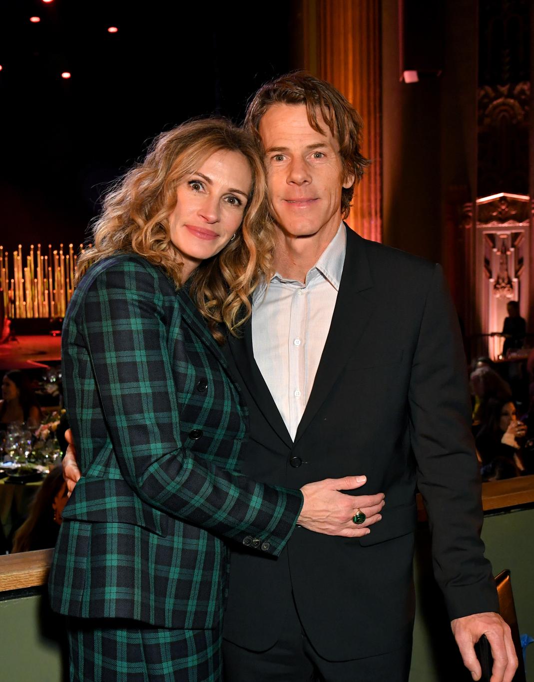 Джулия Робертс и Дэнни Модер позируют вместе: она в зелено-черном клетчатом костюме, он — в черном.