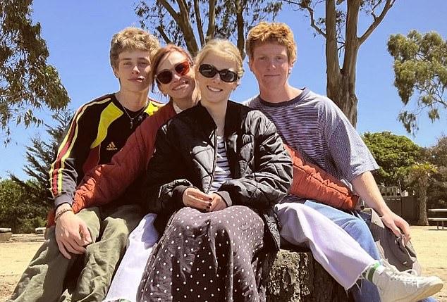 Джулия Робертс трогательно поздравила близнецов с 21-летием