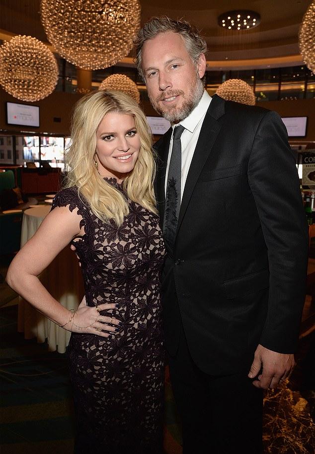 Несмотря на завершение десятилетнего брака в январе, она заявила: праздники по-прежнему означают "семья превыше всего".