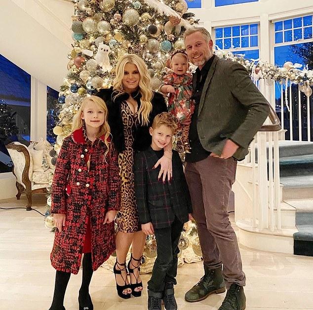 Джессика Симпсон рассказала, что она и ее бывший муж Эрик Джонсон собрались вместе на День благодарения