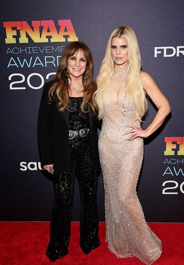 Симпсон рассказала: семья провела праздник у ее мамы Тины за просмотром "Ковбоев" с другими бабушками и дедушками. На фото с Тиной в 2023.