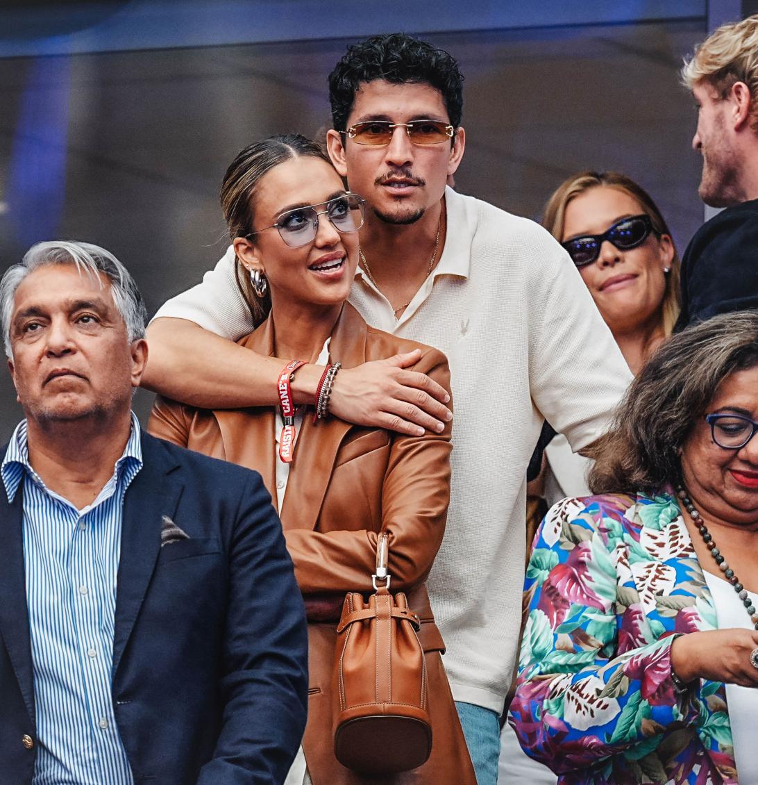 Джессика Альба обнажила спину в бикини-стрингах, держась за руки с Дэнни Рамиресом