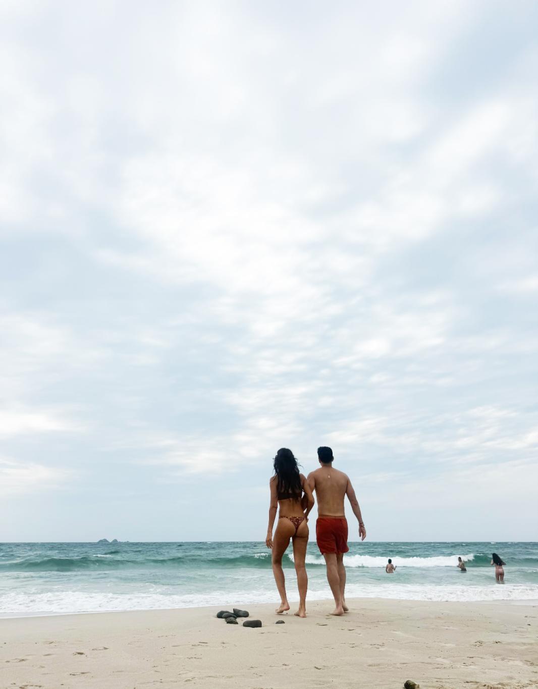 Джессика Альба и Дэнни Рамирес расслабляются на живописном пляже.