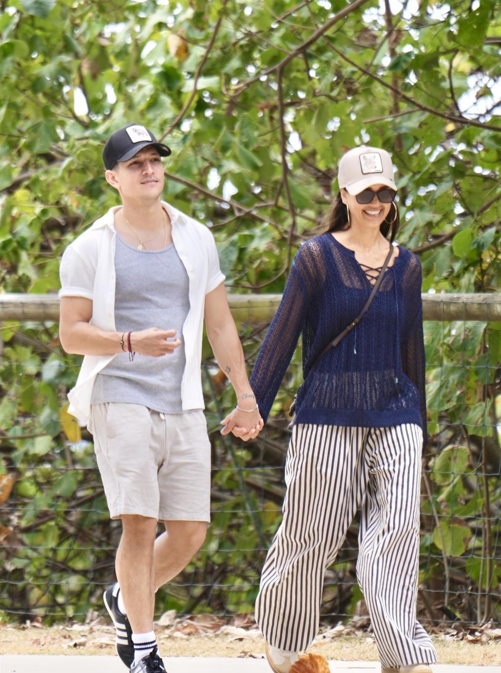 Джессика Альба и Дэнни Рамирес, держась за руки, прогуливались по Золотому Берегу.