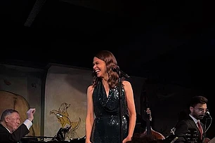 Хью Джекман подвергся критике фанатов из-за поста в поддержку Саттон Фостер