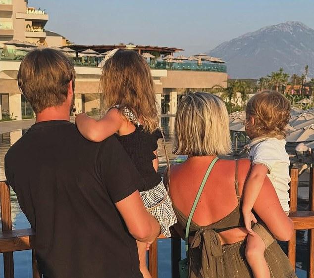 Келси Паркер призналась, что испытывает «тревогу» при выходе на мероприятия в Лондоне и часто с трудом справляется с чужой «грустью» по отношению к ней после трагической потери третьего ребенка