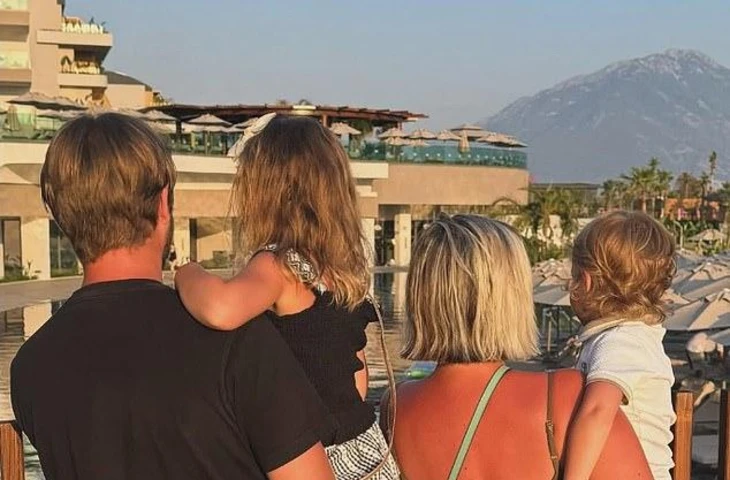 Келси Паркер призналась, что испытывает «тревогу» при выходе на мероприятия в Лондоне и часто с трудом справляется с чужой «грустью» по отношению к ней после трагической потери третьего ребенка