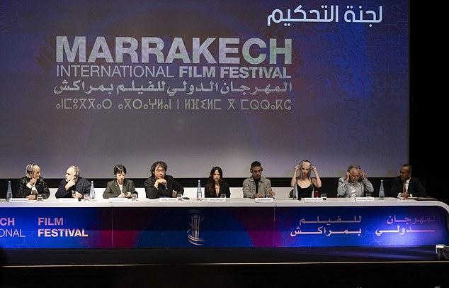 Аня Тейлор-Джой и Дженна Ортега выглядели шикарно в черных нарядах, когда посетили пресс-конференцию жюри во второй день 22-го Марракешского международного кинофестиваля в субботу