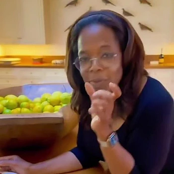 Опра Уинфри продемонстрировала свою крошечную порцию остатков после Дня Благодарения, сбросив около 50 фунтов на фоне своего невероятного пути к похудению