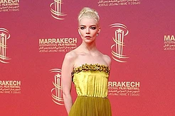Аня Тейлор-Джой произвела фурор в золотом платье без бретелек на 22-м Международном кинофестивале в Марракеше